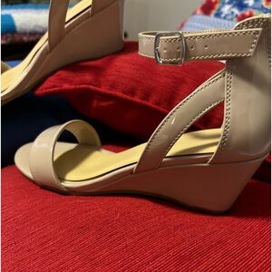 Nude dress shoes size 7.5, Very comfortable, worn 2 hrs on carpets. Like new